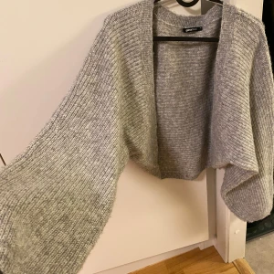 Stickad oversized bolero - En jättemysig stickad oversized bolero från Gina, fint skick och knappt använd!🩶