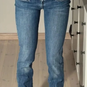 Lågmidjade jeans  - Blå lågmidjade jeans st 25. Innerbenslängden är runt 80💕