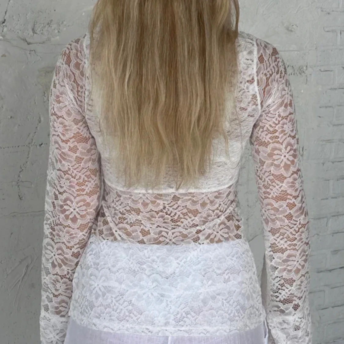 Vit spetsblus med knyt framtill - 1