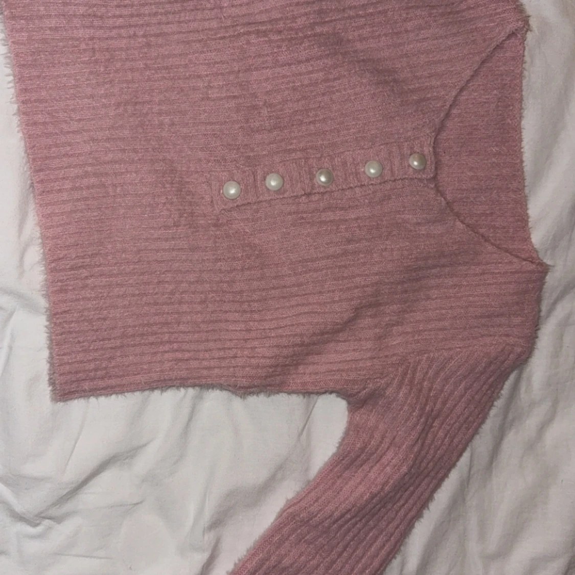 Rosa stickad tröja med pärldetaljer