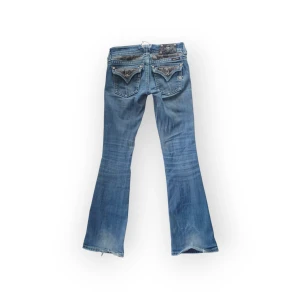 Bootcut Miss Me jeans - Storleken är 25 (motsvarar xxs/xs), men jeansen är utsydda i midjan och lite små i storlek, kolla måtten! Midja 37, innerben 75.  En knapp från lädermärket på baksidan har lossnat, och det finns lagningar på flera ställen, säljer billigt av denna anledning. Fråga gärna om fler bilder eller mått 💗