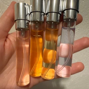 Sniph summer box drop  - 4 stycken 8 ml rör parfym från sniph summer box drop. Dofterna är: Piece of cake, Go nuts! , Mango och Blue Skies. Som bilden visar är det endast testsprayade. En gourmand älskares dröm! Nypris 895kr. 