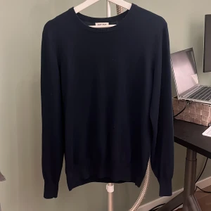 Mörkblå Kashmir tröja - Säljer den här snygga Kashmir tröjan från soft goat för att den inte passar mig. Storlek M Skicket är riktigt bra 8,5/10. 