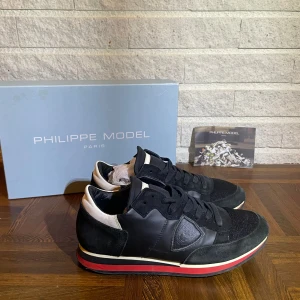 Philippe model trainers - Riktigt feta Philippe model trainers i väldigt bra skick, storlek 40. Inget og tillkommer. Hör av dig vid minsta fundering, 11