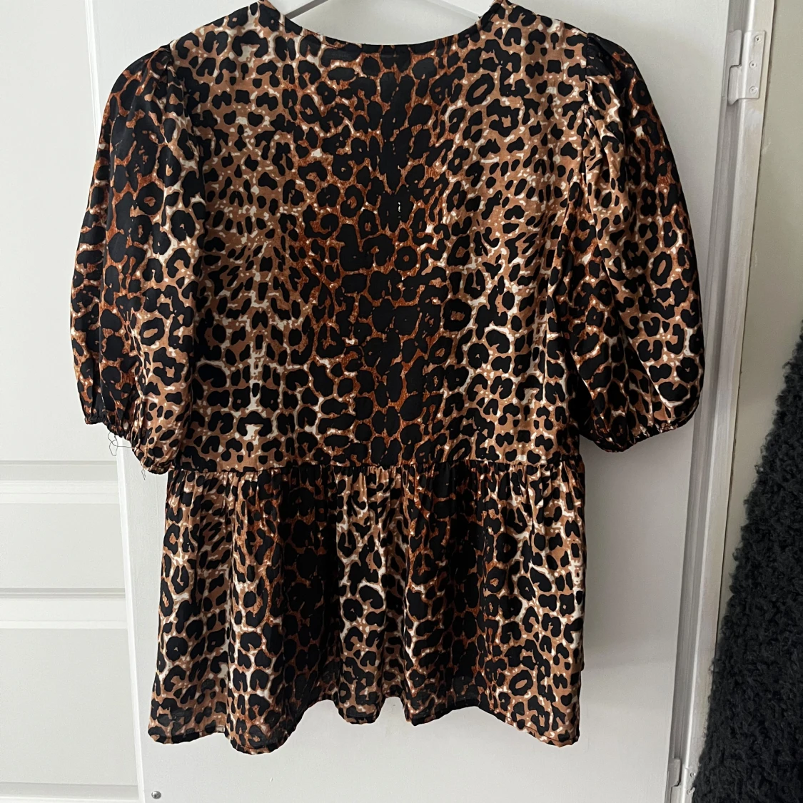 Leopardmönstrad blus från ONLY - 3