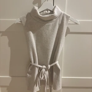 Zara topp slutsåld  - Säljer denna tröja från Zara som inte säljs längre. Jättebra skick☺️