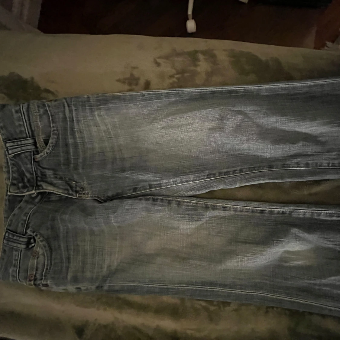 Blå jeans med fickdetaljer - 4