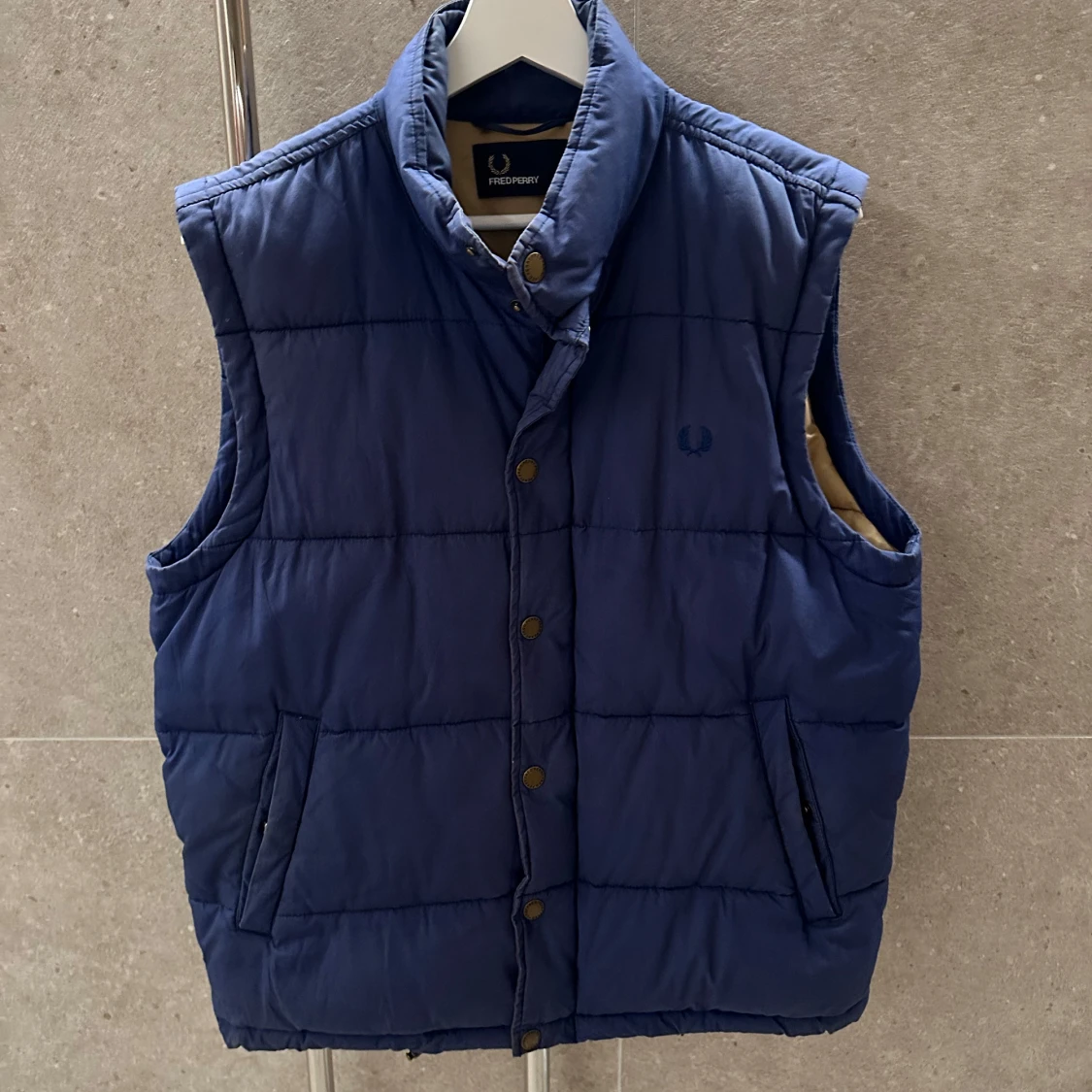 Blå quiltad väst från Fred Perry