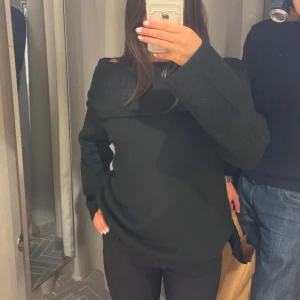 Svart offshoulder tröja - Säljer en svart offshoulder tröja från H&M. Tröjan är stickad och lite oversised. Passar ungefär S/M