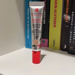Erborian CC Eye Cream - Erborian CC Eye Cream är en ljusreflekterande ögonkräm som jämnar ut och korrigerar hudtonen runt ögonen. Prövad två gånger, färg clair. 