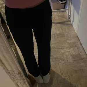 Svarta kostymbyxor  - Helt oanvända kostymbyxor. De har en rak passform och bra material . Byxorna är midwaist och köpta för 450kr.💕
