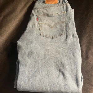 Ljusa jeans från Levi's - Säljer ett par ljusa jeans från Levi's