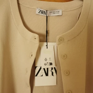 Kofta från Zara - Superfin beige kofta från Zara, helt ny med prislappen kvar. Säljer pga att jag råkade beställa två! Skriv för fler bilder💘💘Nypris 429