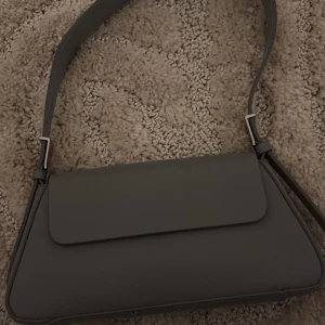  axelväska från Zara - Omvänd väska 