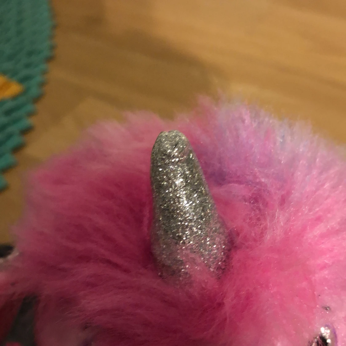 Rosa enhörningsmjukisdjur med glitterdetaljer - 4