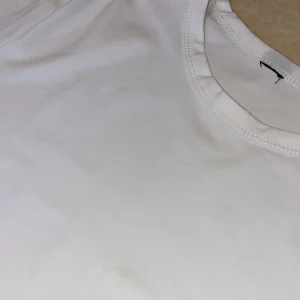 Vit t-shirt - Vit t-shirt med rund halsringning. Perfekt basplagg för alla tillfällen. T-shirten har korta ärmar och är i ett mjukt material. 