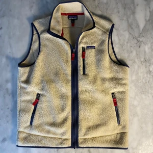 Beige patagonia väst  - Skick: 9,5/10. Västen är endast testad och är i nyskick.   Märke: Patagonia   Storlek: L  Färg: Beige  ⭐️ Tar även byten på allt 