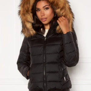 NY Svart dunjacka med pälsdetaljer från Rockandblue - Snygg svart och helt oanvänd dunjacka från Rockandblue med en stor, fluffig päls på huvan som går att ta av. Jackan har en dragkedja framtill och två fickor med dragkedjor. Perfekt för kalla dagar när du vill hålla dig varm och stilren. 🖤  Nypris: 2499kr  - Går att hämta i Trollhättan och Göteborg, Frakt möjlig