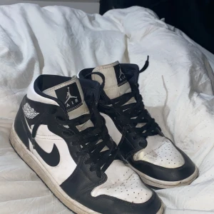 Nike Air Jordans i svart och vit - Sköna men inte min typ, använda. Skriv för mer frågor 