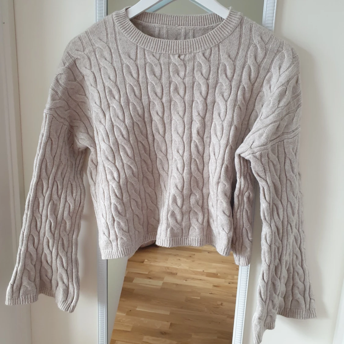 Ljusgrå kabelstickad tröja