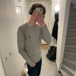 Grå Ralph Lauren Tröja - Säljer en grå Ralph Lauren tröja i nytt skick. Tröjan har inga som helst tecken på defekter eller användning. Nypris: 3000kr. Hör av er vid frågor!🍾🙏🏻