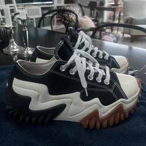 Converse run star motion låga sneakers - Snygga svartvita run star motion sneakers från Converse med en unik sicksack-sula och stjärndetalj på hälen som är låga. Skorna har vita snören och en robust gummisula i brunt och svart. Använt dem väldigt sällan och köpte dem från Zalando för 1200kr😎