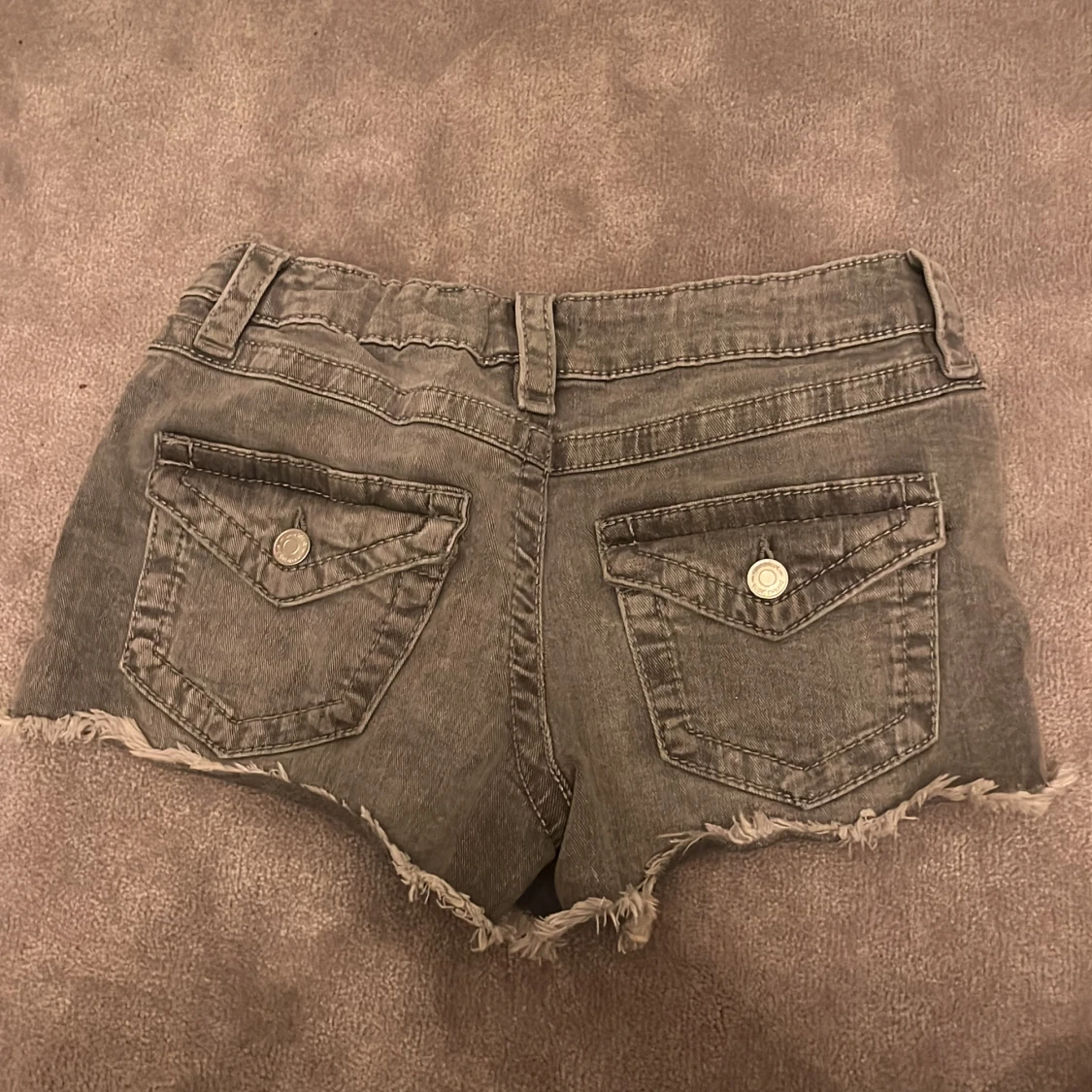 Grå jeansshorts från Gina Tricot - 1