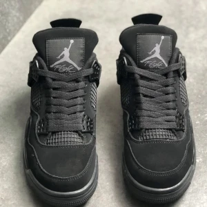Air Jordan 4 Retro Black cats - Har bara använt den några gånger fick det som en present men är för lite för mig den är Premium kvalite man kan ha den laced skriv om intreserad Snabbt Respons 💯