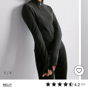 Full Zip Top från Nelly - Jättesnygg och populär träningsjacka😻Köpte två online men hann aldrig lämna tillbaka. Förpackningen är därför obruten och tröjan helt oanvänd. Orginalpris 349kr. Kom med prisförslag!!🩷