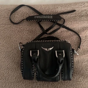 Zadig & Voltaire sunny  - Zadig & Voltaire väska i sunny nano modell i fint skick, dustbag medföljer💗 Pris kan diskuteras, nypris: 3195kr