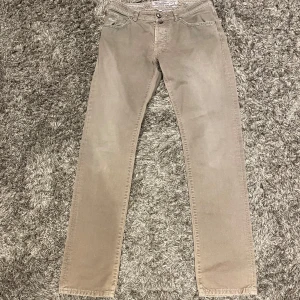 Grå byxor från Jacob Cohen - Snygga grå byxor från Jacob Cohen i en klassisk design. Byxorna har en normal passform med femficksmodell och knappgylf. Perfekta för en stilren look. Cond 9/10 inga defekter! Storlek 32!  Hör av er vid frågor eller fundering! Pris kan diskuteras!