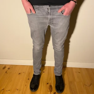 Grå jeans från Nudie Jeans - Ett par jeans från nudie i topp skick. Den gråa färgen tillsammans med den svarta är väldigt sällsynta. Modellen är Lean Dean och storlek W32 L32 även slimfit. Skickas inom 12h! Det är bara att skriva vid eventuella frågor👌
