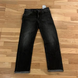 Svarta jeans från Replay - Säljer nu mina gammla replay jeans som är andvända endast en gång och sedan bortglömda i min garderob i nått år, den är i storlek 12A 150cm