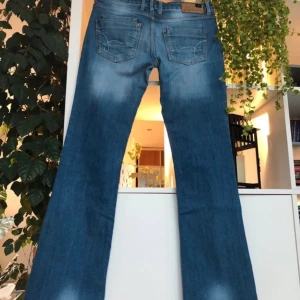 Blå jeans från Silvercreek - Snygga blå jeans från Silvercreek med en klassisk femficksdesign. De har en lätt tvättad look och är perfekta för en avslappnad stil. Jeansen har en knappgylf och bälteshällor. #2000