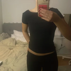 Open back top - Säljer en svart topp från 157 i storlek XS. Toppen har korta ärmar och en snygg öppen rygg. 