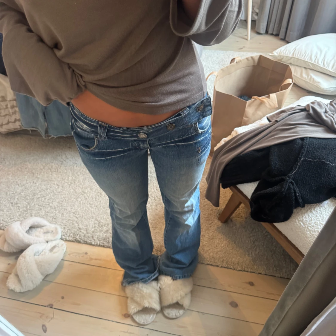 Blå bootcut jeans med cool detalj 