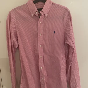 Skjorta från Ralph Lauren - Ralph Lauren skjorta strl S, inga defekter, i perfekt skick. Köpt för 1 499kr.