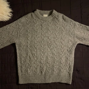 Tjockare tröja - Säljer denna HM tröja eftersom jag har köpt fel. Det är en oversized tröja och storleken är S. Om man skulle vilja ha denna i sin riktiga storlek så är den mer som en M eller L. Ser ut som ny.