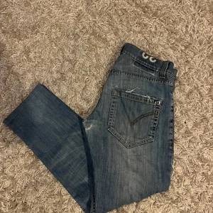 Dondup George jeans  - Snygga dondup jeans modell George med några små diskreta slitningar. De har en slimmad passform med en klassisk femficksdesign. Riktigt sköna och mjuka i materialet. Liten lagning i grenen som inte syns när man bär jeansen. Storlek W 32, nypris ca 3500kr. fraktas antigen samma dag som köp eller dagen därpå🙌💯