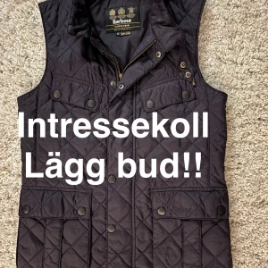 Barbour väst  - Tja kör nu en intresse koll på min Barbour väst. HELT NY dock utan prislapp. Perfekt nu till våren eller under en tunnare jacka. Skriv om du har några frågor och va inte rädd att lägga bud!!!