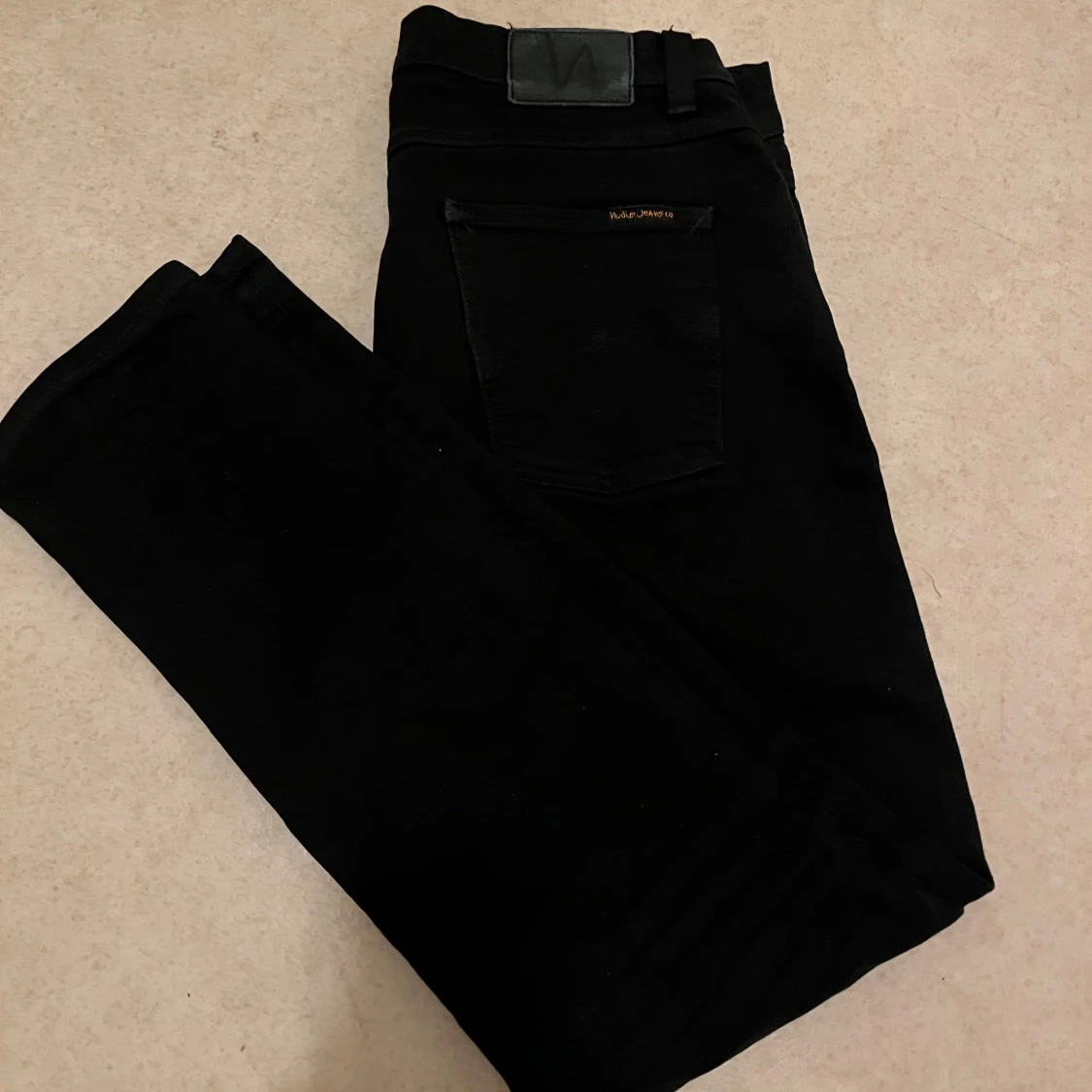 Svarta jeans ifrån nudie jeans