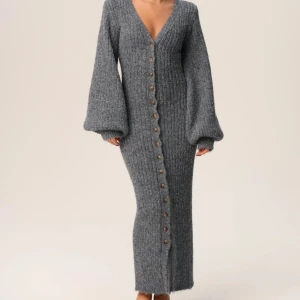 Grå stickad långklänning adoore - Den eftertraktade klänningen från adoore! Använd endast en gång i någon timme! Som ny!