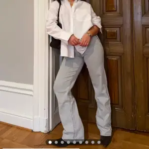 Snygga grå jeans från Never Denim med en klassisk femficksdesign. De har en rak passform och är mid waist, vilket ger en stilren look. Perfekta för en avslappnad stil. Säljer 2 olika storlekar, W25 & L32 och även W28 & L32