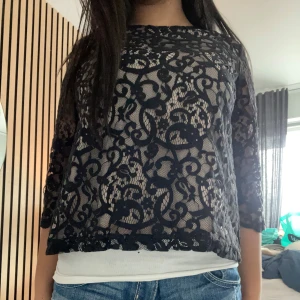 Svart spetsblus - Så fin trekvartsärmad spetstopp från H&M. Storlek S men skulle säga att den passar XS också💞