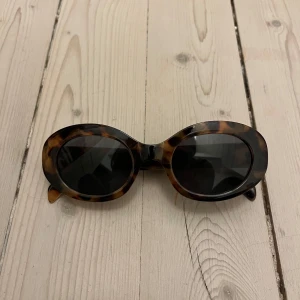 Solglasögon - Sjukt snygga solglasögon, med leopardmönster och ovalformade. Köpte i spanien i somras men säljer för jag har liknande⭐️