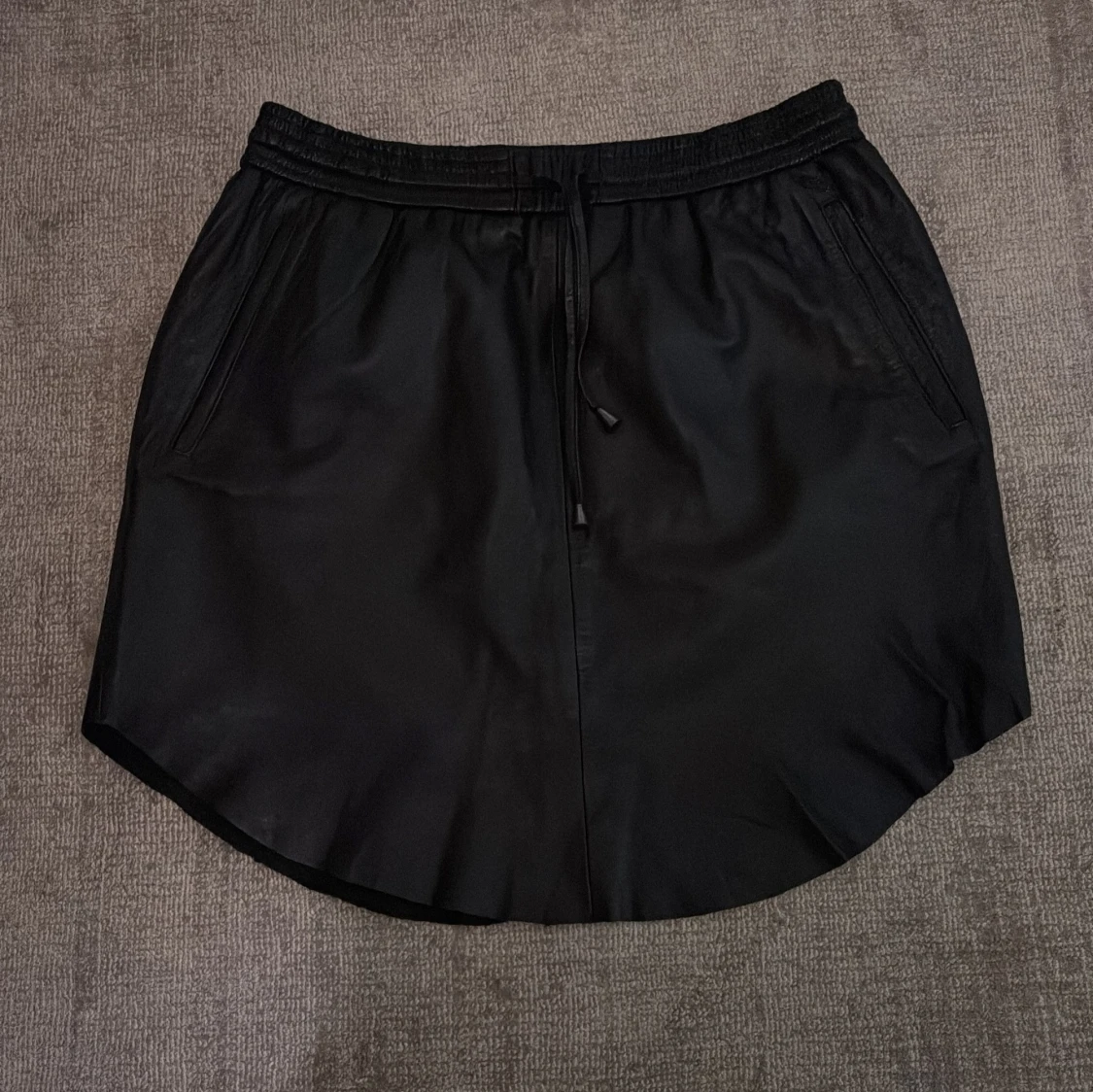 Svart skinn kjol från Second Female