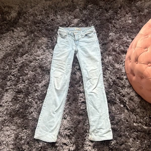 Ljusblå Superlow Boot Jeans - Säljer ett par superfina  ljusblå Superlow Bootcut jeans från Levi’s. I nyskick då jag endast använt dem några gånger. W 27 L34, sitter lite löst på mig som har 36/38  och är 1,74. 💕💕