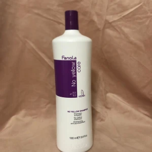 Fanola No Yellow Shampoo - Fanola No Yellow Shampoo i en stor flaska på 1000 ml. Neutraliserar gula toner i blont, blekt eller grått hår, fungerar super bra rekommenderar verkligen! Formulan är vegansk och har ett pH-värde på 5.0-5.2. Kvar lite mer än hälften i flaskan🌸