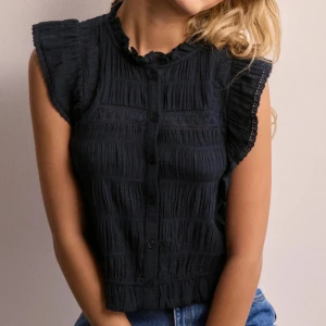 Mörkblå Blus  - Super söt nelly blus aldrig använd!! Är lite för liten.. 