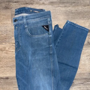 Replay Anbass  - Replays Anbass | Hetaste Jeansen på marknaden Just nu! | Skick är 9/10 | Storlek 31 | Nypris ligger runt ca 1500kr | Hör gärna av er vid minsta möjliga fråga eller fundering!